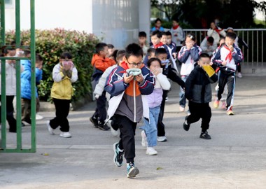 警钟长鸣守校园 消防演练护成长