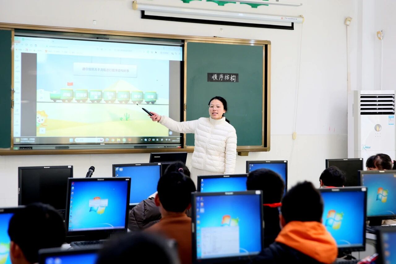 秉持叶圣陶教育理念，展示青年教师风采——澄湖实验小学青年教师汇报课活动