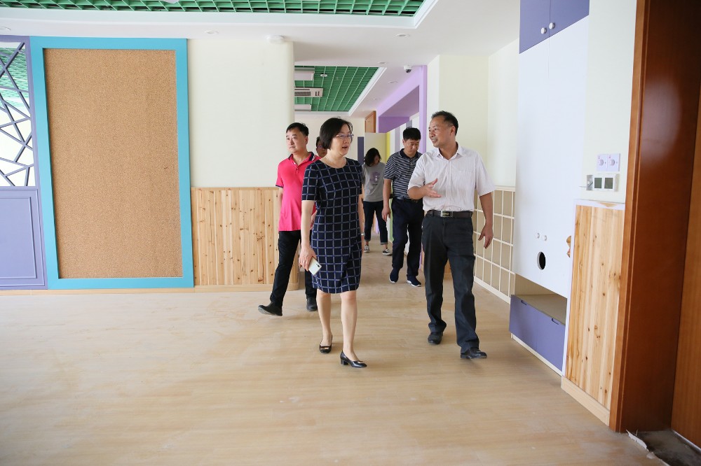 周黎敏副区长来校视察幼儿园装饰工程